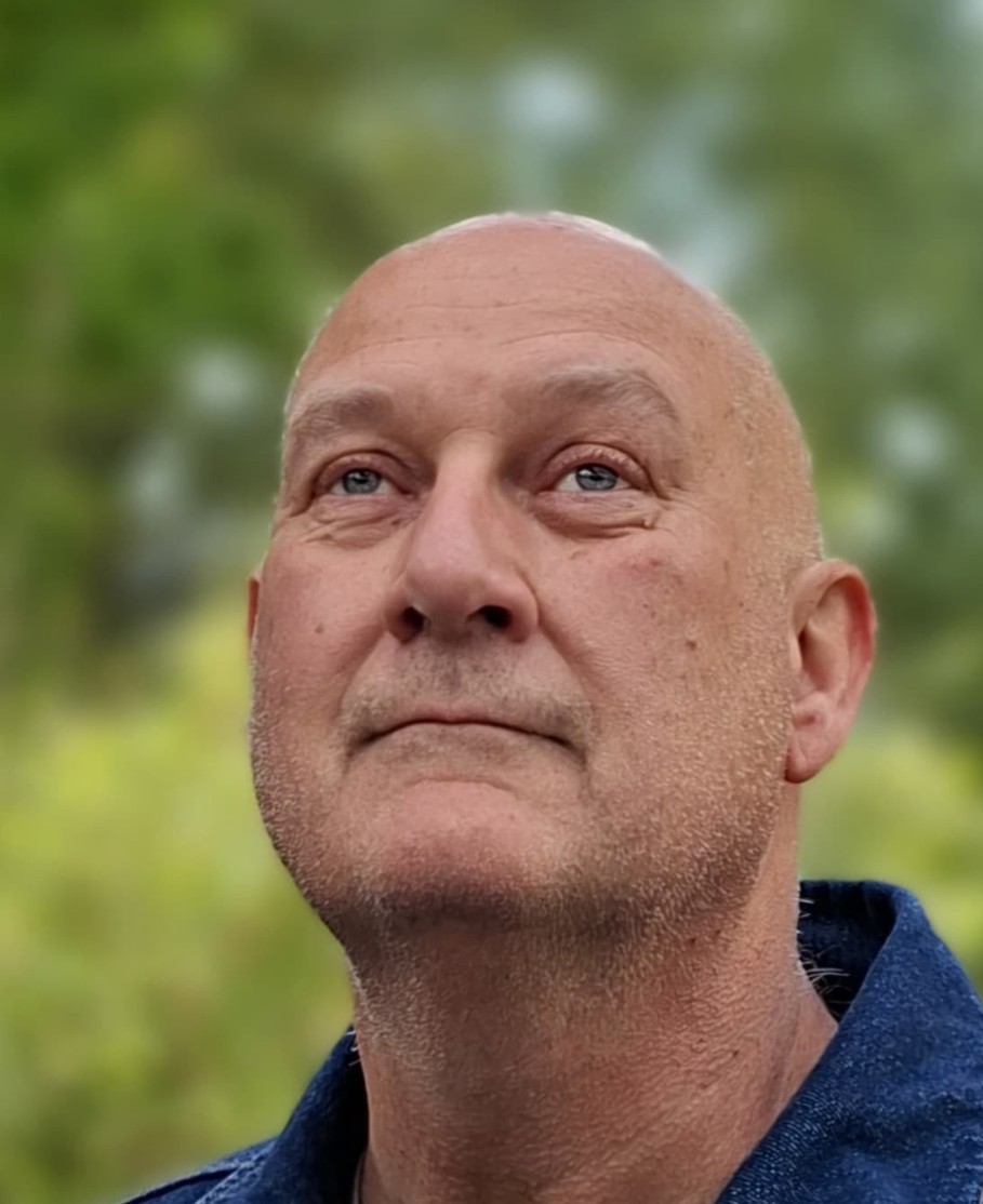 Fer Groot kijkt tijdens een wandeling omhoog