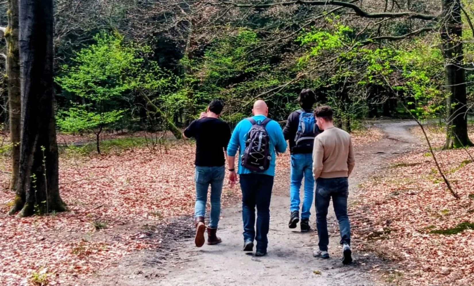 4 mannen komen thuis bij zichzelf in het bos